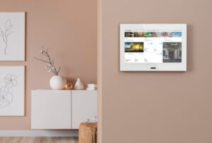 ABB SmartTouch® 10” białe szkło na ścianie